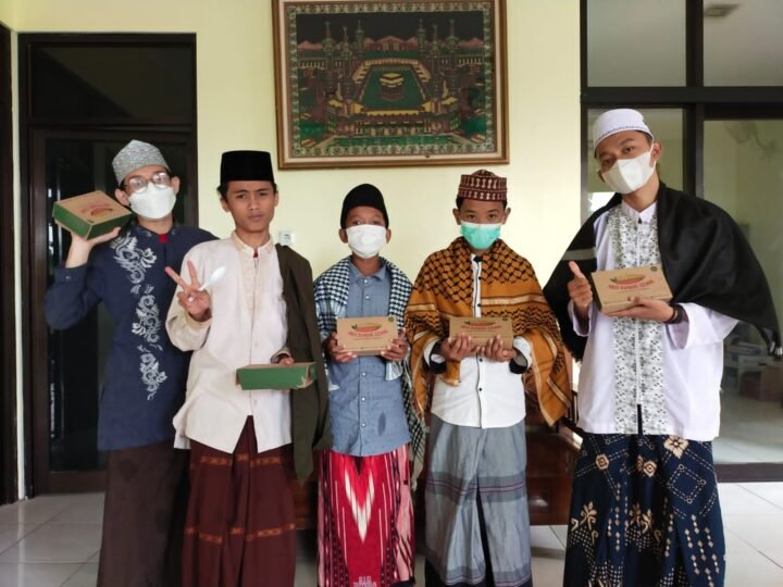 Penyerahan bantuan-pangan Bina Ummah kepada penerima manfaat