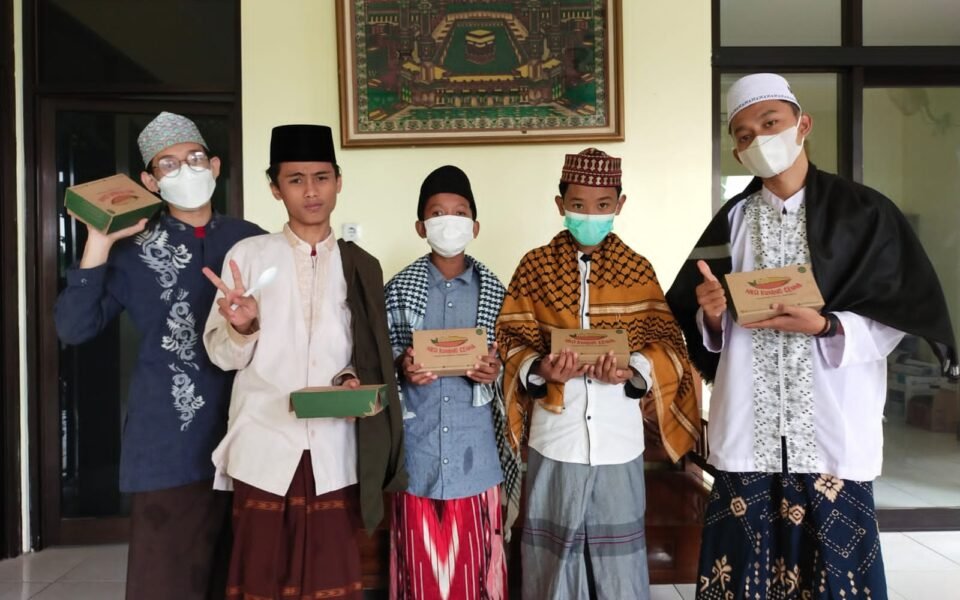 Penyerahan bantuan-pangan Bina Ummah kepada penerima manfaat
