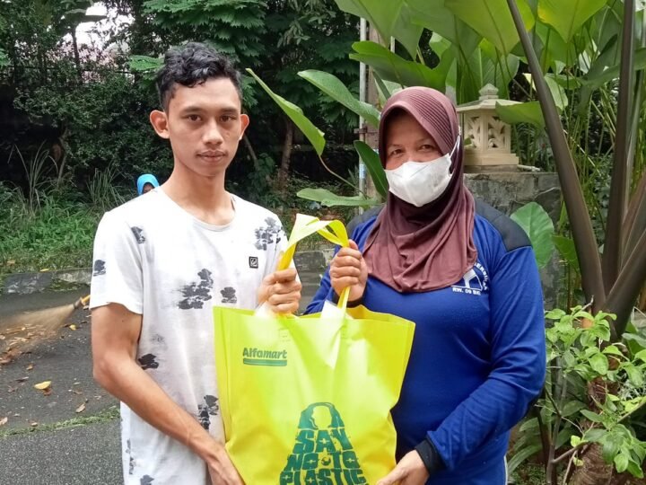 Relawan menyerahkan paket Sedekah Subuh kepada warga penerima manfaat